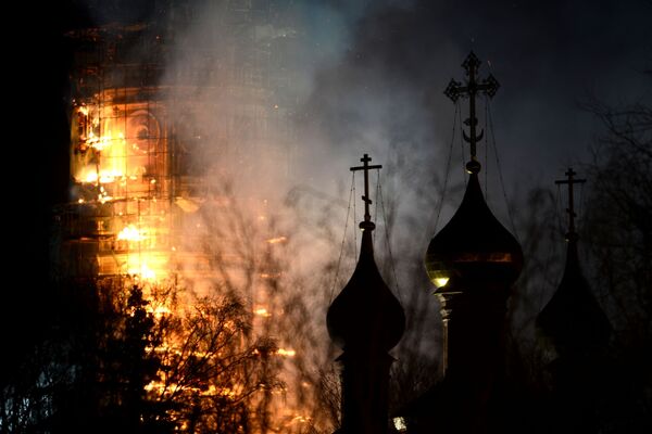 اشتعال حريق في دير نوفوديفيتشي في موسكو، عام 2015 - سبوتنيك عربي