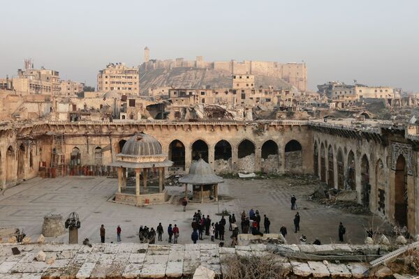 دمار كبير يلحق بجامع حلب الكبير، على خلفية قلعة حلب (القرن الـ13)، في البلدة القديمة في حلب، عام 2017 - سبوتنيك عربي