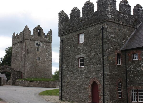 قلعة وارد - واحدة من قلاع إيرلندا (القرن الـ13) على الطراز القوطي الجديد، وتقع بالقرب من قرية سترانغفورد - سبوتنيك عربي