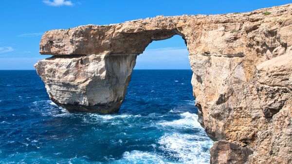نافذة أزور (أو نافذة دويجرا) على جزيرة غودش، ثاني أكبر جزر مالطا - سبوتنيك عربي