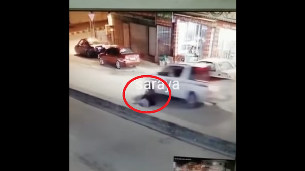 لحظة سقوط شاب امام مركبة ونجاته من الموت باعجوبة في جرش - سبوتنيك عربي