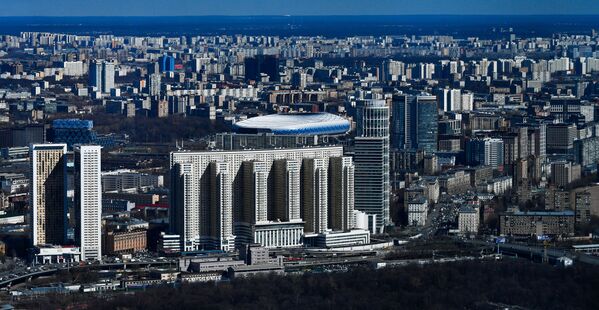 زوار منصة المشاهدة بانوراما 360 (PANORAMA360)، على الطابق الـ89 من ناطحة سحاب فيديراتسيا (الاتحاد)، في المجمع الاقتصادي الدولي موسكفا-سيتي (موسكو سيتي) - سبوتنيك عربي