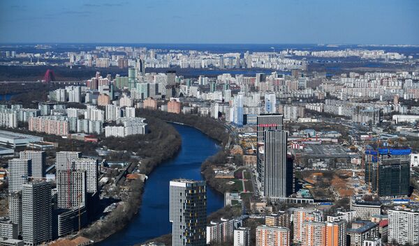 زوار منصة المشاهدة بانوراما 360 (PANORAMA360)، على الطابق الـ89 من ناطحة سحاب فيديراتسيا (الاتحاد)، في المجمع الاقتصادي الدولي موسكفا-سيتي (موسكو سيتي) - سبوتنيك عربي