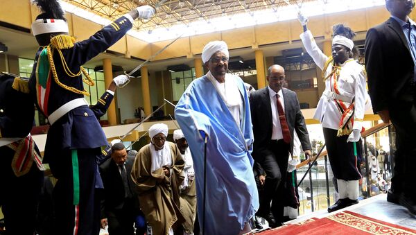 الرئيس السوداني عمر البشير يصل لإلقاء خطاب في البرلمان في الخرطوم - سبوتنيك عربي