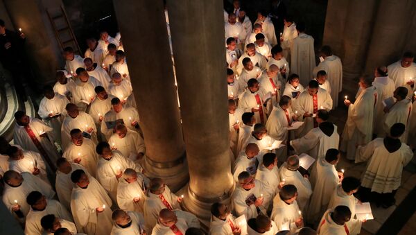 المصلون يشاركون في مسيرة خلال حفل غسل القدم الكاثوليكي في أسبوع عيد الفصح المقدس في كنيسة القيامة في مدينة القدس القديمة - سبوتنيك عربي