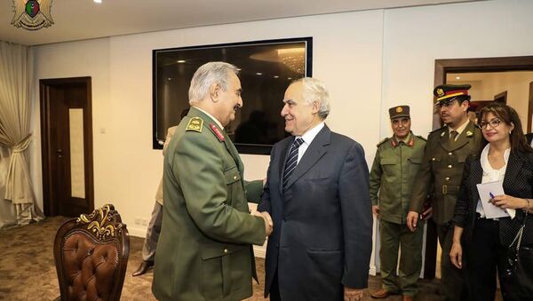 قائد الجيش الليبي المشير خليفة حفتر يستقبل المبعوث الأممي إلى ليبيا غسان سلامة - سبوتنيك عربي