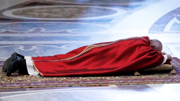 البابا فرنسيس في قداس الجمعة العظيمة بالفاتيكان في إيطاليا، 19 نيسان/أبريل 2019 - سبوتنيك عربي