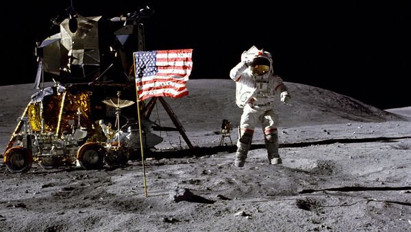 رائد الفضاء جون يونغ أثناء الهبوط الخامس لرواد الفضاء الأمريكيين على سطح القمر - سبوتنيك عربي