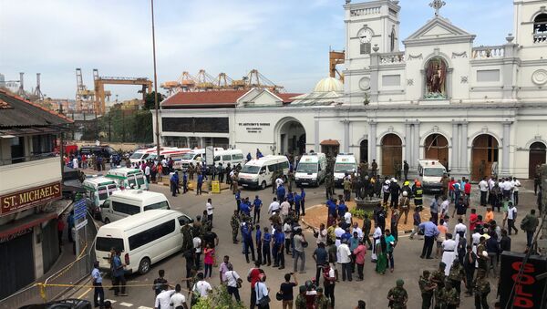 مسؤولون عسكريون سريلانكيون يقفون أمام ضريح القديس أنتوني، وكنيسة كوتشيكادي بعد انفجار في كولومبو - سبوتنيك عربي