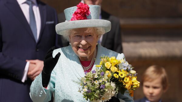 الملكة إليزابيث تغادر كنيسة القديس جورج في قلعة وندسور بعد حضورها خدمة عيد الفصح، بريطانيا، 21 نيسان/أبريل 2019 - سبوتنيك عربي