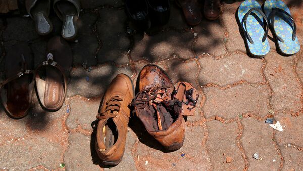 الدماء على زوج من الأحذية في كنيسة القديس سيباستيان الكاثوليكية في نيجومبو - سبوتنيك عربي