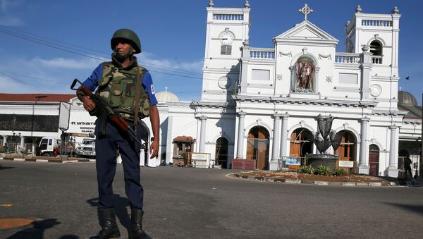 ضابط أمن يقف أمام ضريح القديس أنتوني في كولومبو - سبوتنيك عربي