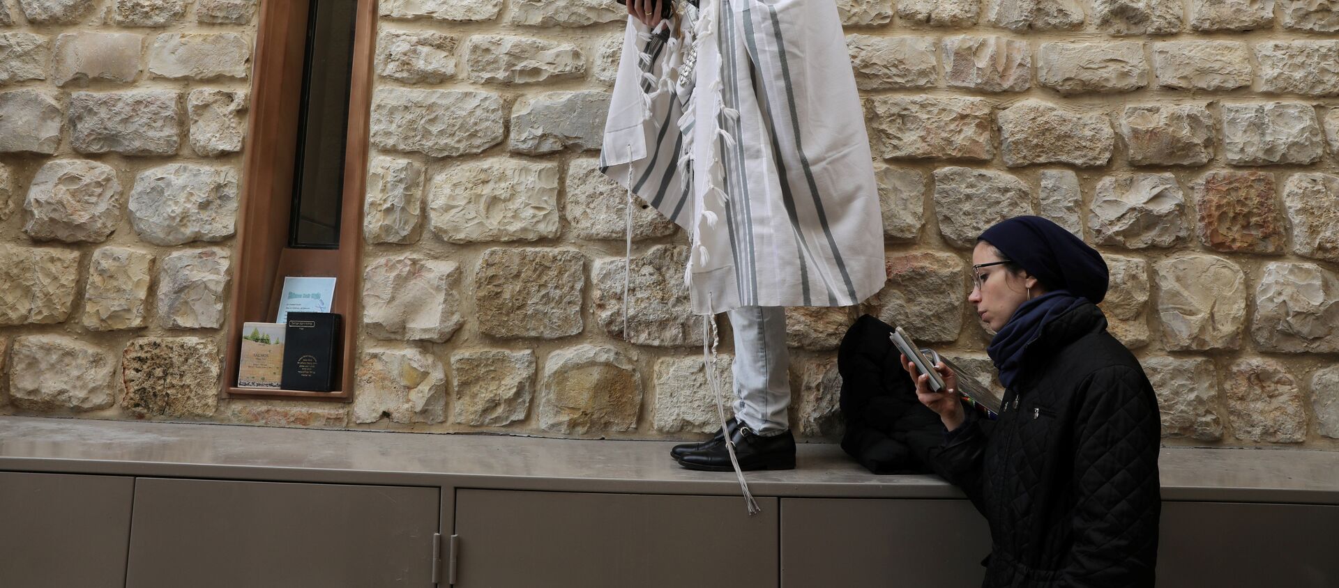 يهود خلال عطلة عيد الفصح اليهودي بالقرب من الحائط الغربي - سبوتنيك عربي, 1920, 13.12.2020
