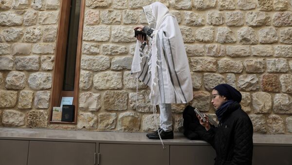 يهود خلال عطلة عيد الفصح اليهودي بالقرب من الحائط الغربي - سبوتنيك عربي