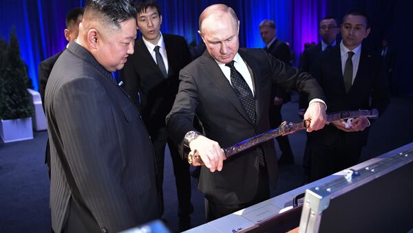 الزعيم الكوري الشمالي يهدي الرئيس الروسي فلاديمير بوتين سيفا يجسد قوة وروح الشعب الكوري - سبوتنيك عربي