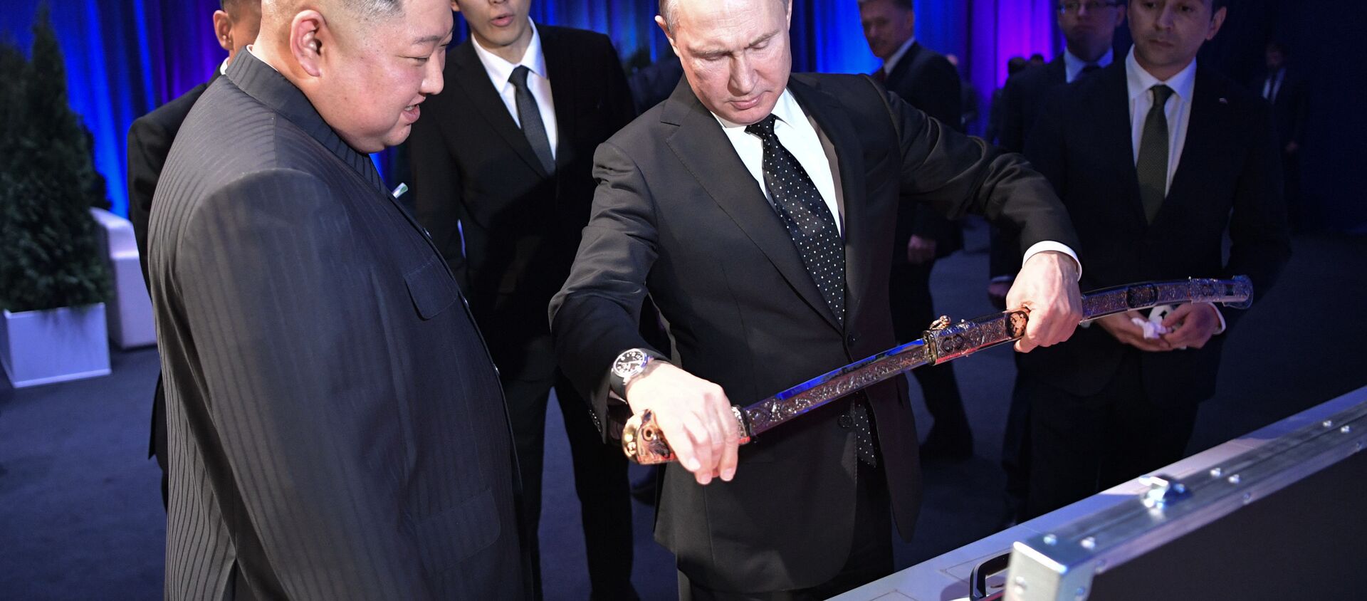 الزعيم الكوري الشمالي يهدي الرئيس الروسي فلاديمير بوتين سيفا يجسد قوة وروح الشعب الكوري - سبوتنيك عربي, 1920, 25.04.2019