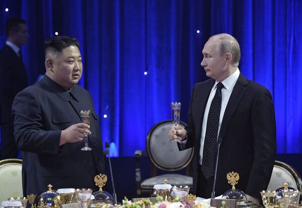 الرئيس الروسي فلاديمير بوتين في حفل الاستقبال الرسمي على شرف زيارة زعيم كوريا الشمالية كيم جونغ أون عقب المحادثات بين الطرفين في فلاديفوستوك - سبوتنيك عربي