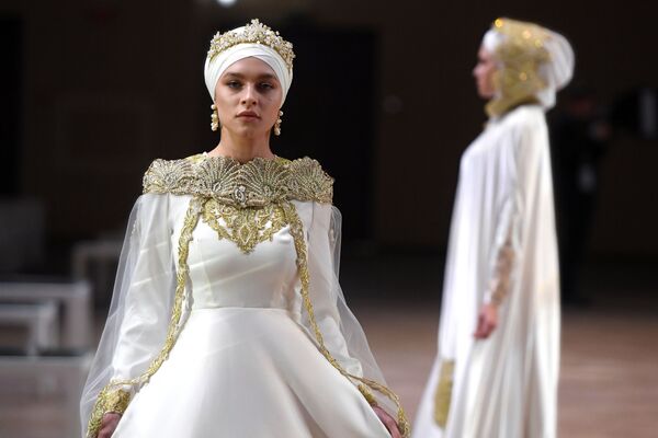 عرض الأزياء RUSSIA-OIC FASHIONWAY 2019 في إطار القمة الاقتصادية روسيا - العالم الإسلامي: قمة قازان - سبوتنيك عربي
