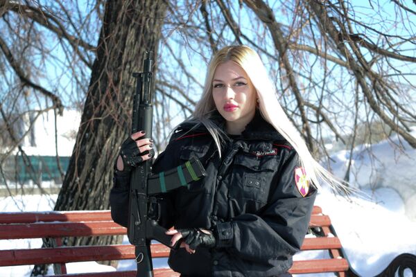 ضابط شرطة آنا خرامتسوفا من مدينة يكاترينبورغ - سبوتنيك عربي
