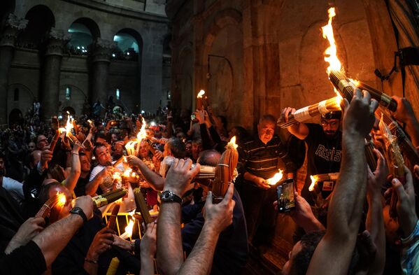 يحتفل مسيحيو الأرثذوكس بانبثاق النار المقدسة في كنيسة القيامة في القدس - سبوتنيك عربي