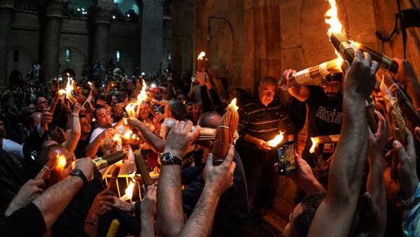 يحتفل مسحيو الأرثذوكس بانبثاق النار المقدسة في كنيسة القيامة في القدس - سبوتنيك عربي