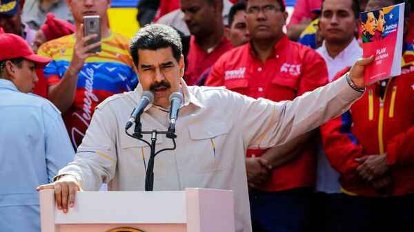 الرئيس الفنزويلي الفعلي نيكولاس مادورو يتحدث أمام  أنصاره في كاراكاس، فنزويلا - سبوتنيك عربي