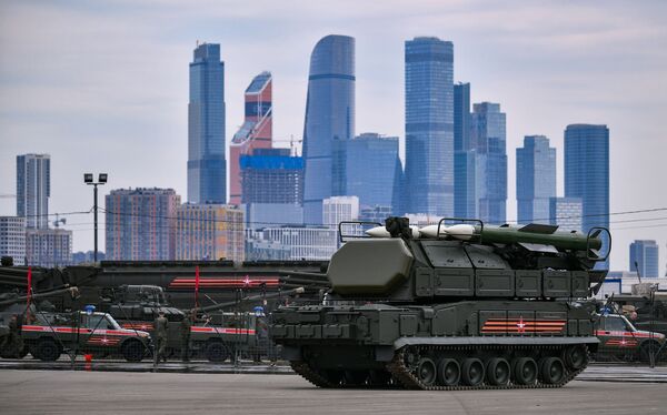 المعدات العسكرية، التي تم تسليمها إلى موسكو، من موقع التدريبات العسكرية ألابينو، للمشاركة في العرض العسطري بمناسبة عيد النصر في الساحة الحمراء في 9 مايو/ أيار - سبوتنيك عربي