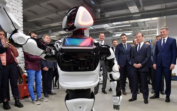 رئيس الوزراء الروسي دميتري ميدفيديف خلال زيارته إلى جناح شركة Promobot في بيرم، 2 أبريل/ نيسان 2019 - سبوتنيك عربي