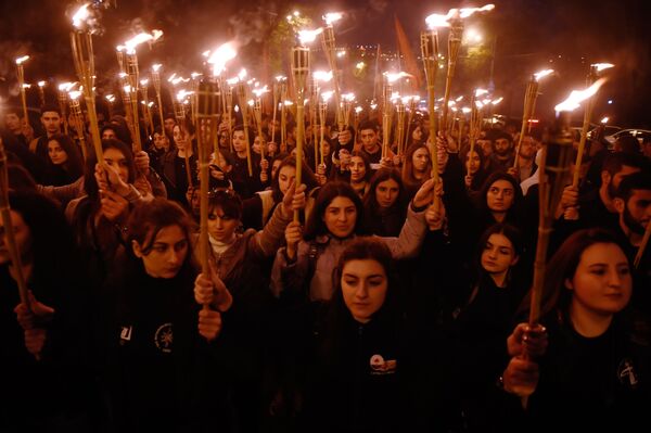 مسيرة الشعلة في مدينة يريفان إلى المجمع التذكاري لضحايا الإبادة الجماعية للأرمن تسيتسيرناكابيرد، التي وقعت في 24 أبريل/ نيسان 1915 - سبوتنيك عربي