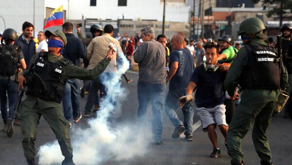 إطلاق الرصاص والغاز على أنصار غوايدو في فنزويلا - سبوتنيك عربي