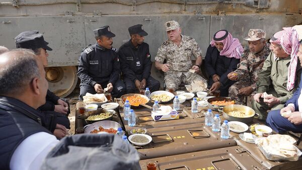 الملك الأردني يلتقي رفاق السلاح خلال تمرينات عسكرية ويتناول وجبة الفطور معهم - سبوتنيك عربي