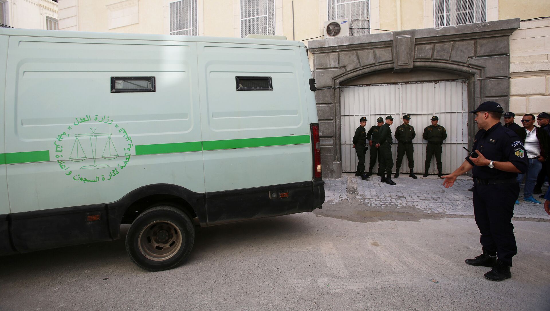 ضباط الشرطة بالقرب من سيارة نقل السجناء عند بوابة المحكمة بعد أن تم نقل أحد رجال الأعمال المشتبه بهم في الجزائر العاصمة - سبوتنيك عربي, 1920, 07.04.2021