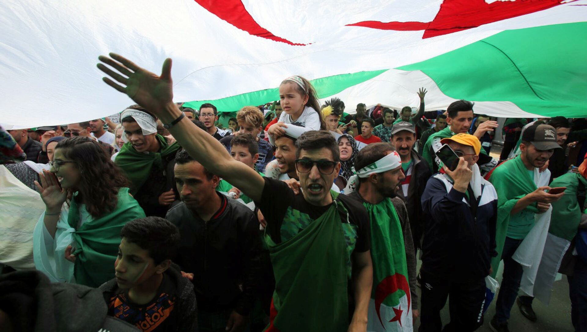 متظاهرون يهتفون بشعارات خلال الاحتجاجات المناهضة للحكومة في الجزائر العاصمة - سبوتنيك عربي, 1920, 25.02.2021
