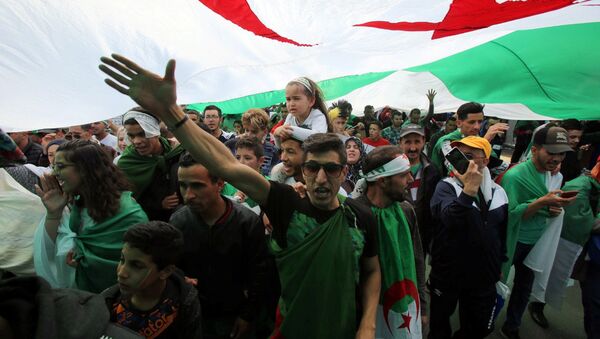 متظاهرون يهتفون بشعارات خلال الاحتجاجات المناهضة للحكومة في الجزائر العاصمة - سبوتنيك عربي