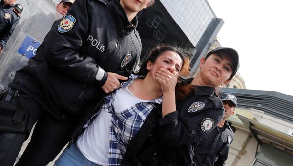 الشرطة تحتجز متظاهرة بعد مسيرة في ميدان تقسيم للاحتفال بيوم العمال في إسطنبول - سبوتنيك عربي
