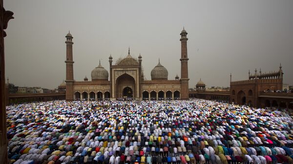 مسلمون يصلون في مسجد في الهند - سبوتنيك عربي