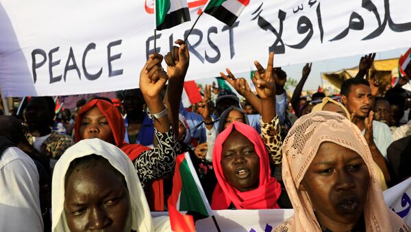 متظاهرون سودانيون يحضرون مظاهرة أمام مجمع وزارة الدفاع في الخرطوم - سبوتنيك عربي