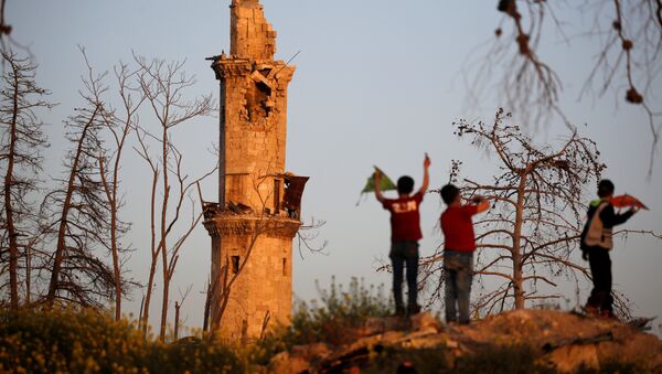 فتيان يلعبون بالقرب من مسجد تاريخي مدمر في حلب - سبوتنيك عربي