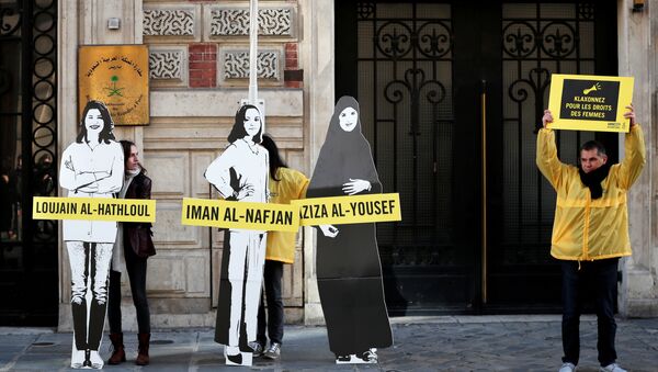 مظاهرات من منظمة العفو الدولية خارج سفارة المملكة العربية السعودية في اليوم العالمي للمرأة في باريس - سبوتنيك عربي