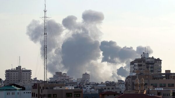 الدخان يتصاعد من قطاع غزة بعد القصف الإسرائيلي عليه - سبوتنيك عربي