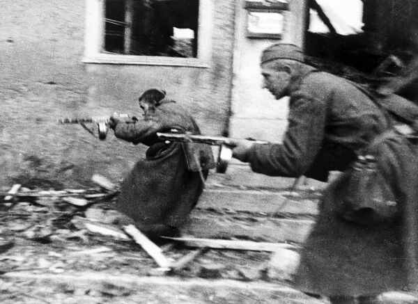 الجنود السوفيت يقاتلون في شوارع ألمانيا، عام 1944 - سبوتنيك عربي