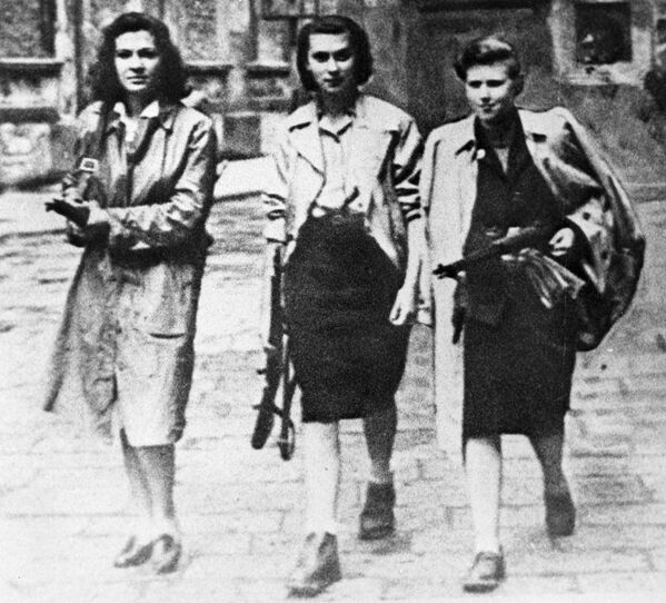 أعضاء حركة المقاومة في شوارع مدينة إيفريا الإيطالية خلال الحرب العالمية الثانية، عام 1945 - سبوتنيك عربي
