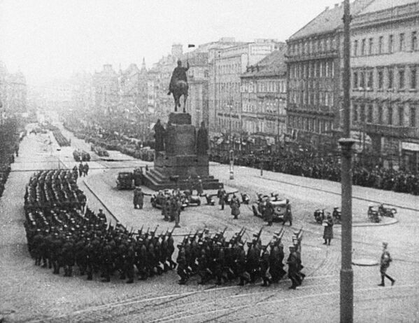 قوات هتلر في ميدان وينسيسلاس في مدينة  براغ عاصمة التشيك، عام 1939 - سبوتنيك عربي
