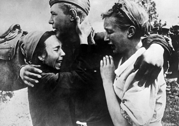 الجندي السوفيتي شيروبكوف يلتقي مع أختيه اللتين نجوتا من الموت، عام 1943 - سبوتنيك عربي