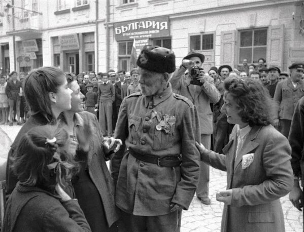 جندي تركي يتحدث إلى فتيات في مدينة بلغارية حررتها قوات الجيش الأحمر السوفيتي من الفاشيين - سبوتنيك عربي