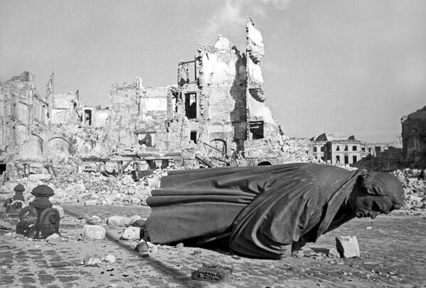 أنقاض مدينة درسدن الألمانية، ضربتها غارة جوية أمريكية، عام 1945 - سبوتنيك عربي