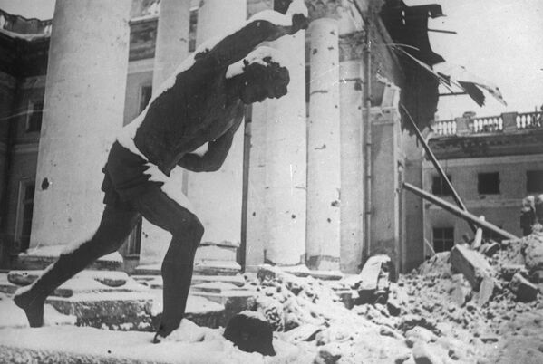 أنقاض قصر الإسكندر في مدينة بوشكين ضواحي سانت بطرسبورغ الروسية، عام 1941-1945 - سبوتنيك عربي