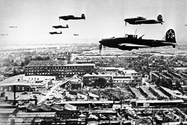 الطائرات السوفيتية إيل - 2 في سماء برلين خلال الحرب الوطنية العظمى ( الحرب العالمية الثانية)، عام 1945 - سبوتنيك عربي