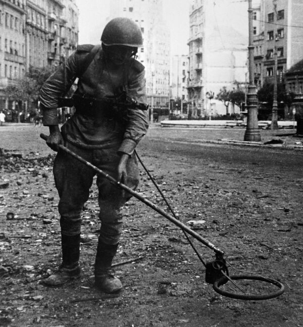 الجندي السوفيتي خلال إزالة الألغام في مدينة بلغراد في صربيا، الحرب العالمية الثانية، عام 1944 - سبوتنيك عربي