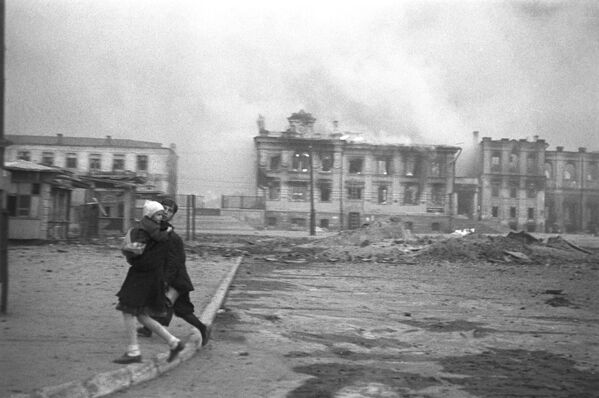 محطة القطار في ستالينغراد (فولغوغراد الروسية اليوم) خلال غارة جوية ألمانية في الحرب العالمية الثانية، عام 1942 - سبوتنيك عربي